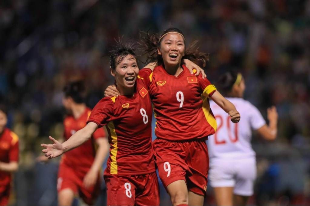 HLV Mai Đức Chung gọi các cầu thủ nữ Việt Nam là... trẻ con