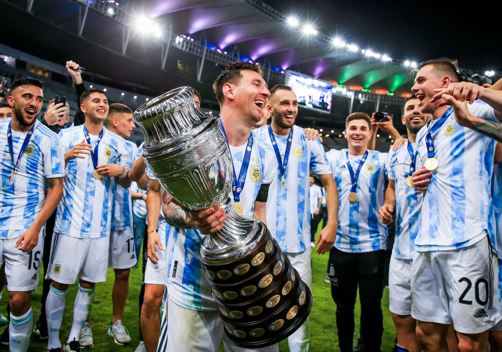 8 khoảnh khắc cho thấy niềm hạnh phúc của Messi sau danh hiệu đầu tiên với Argentina