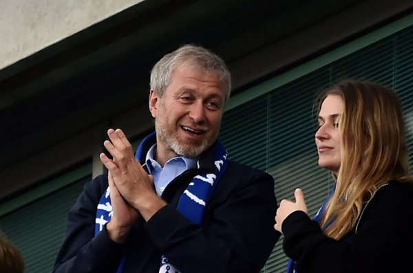 Bán Chelsea, Abramovich vẫn bị chỉ trích gay gắt