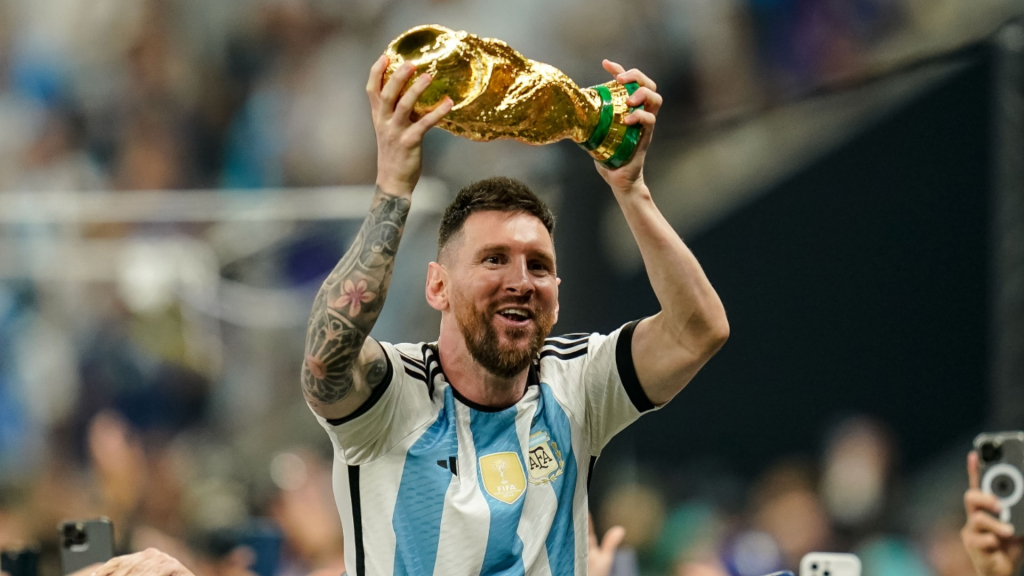 Vô địch World Cup, áo đấu của Messi bị dùng làm thảm chùi chân ở Paris