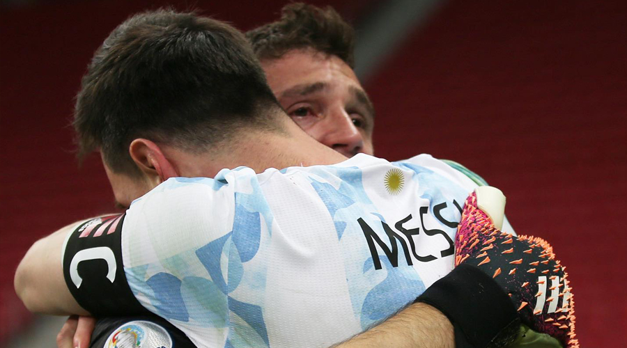Martinez được Messi phong “Thánh” sau trận thắng nghẹt thở của Argentina