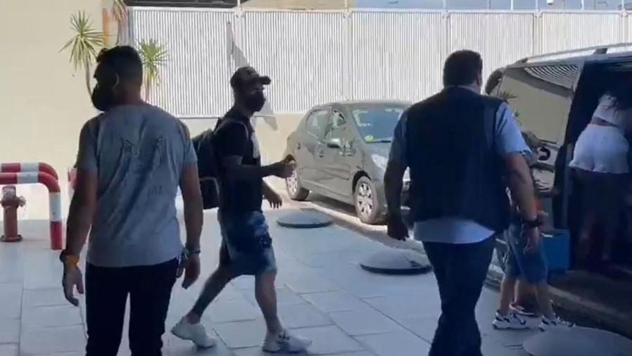 Messi đáp chuyến bay trở lại Barcelona