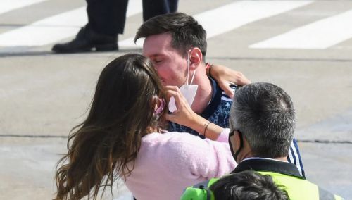 VIDEO: Messi ôm hôn “nóc nhà” thắm thiết sau chiến tích tại Copa America