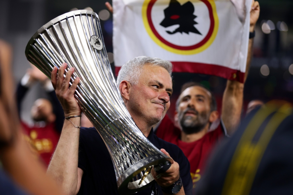 Mourinho lên ngôi cùng Roma: Tiếc không, MU?