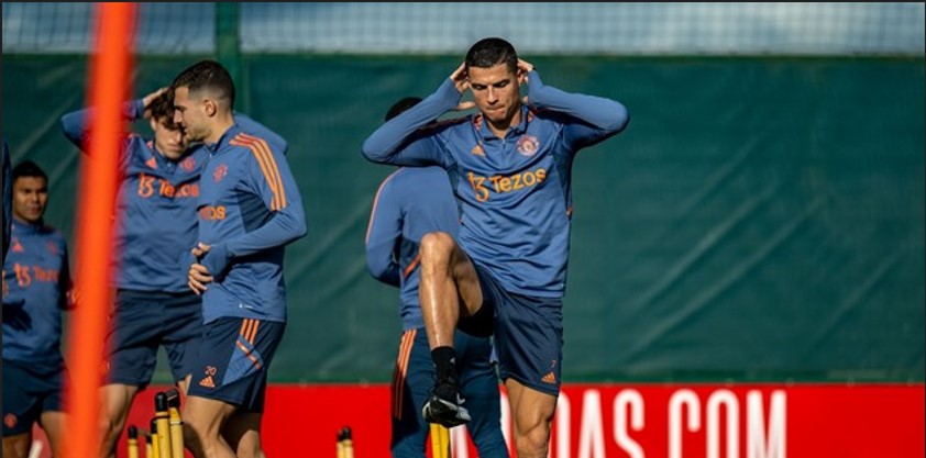Chùm ảnh MU tập luyện trước trận gặp West Ham: Ronaldo chăm chỉ, Van de Beek trầm ngâm