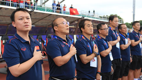 HLV Park Hang Seo sử dụng lực lượng cầu thủ và trợ lý đông kỷ lục 