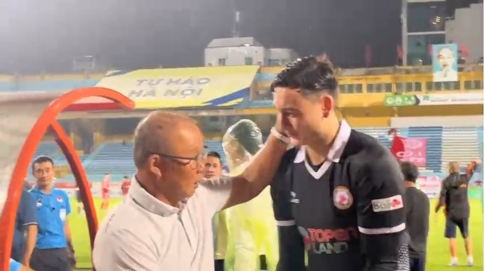 VIDEO: Văn Lâm vui sướng ăn mừng khiến thầy Park mỏi mắt đi tìm