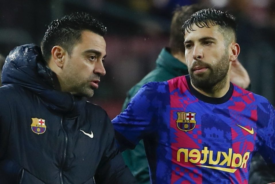 Barca “tặng quà” cho Xavi, Chelsea đứng ngồi không yên