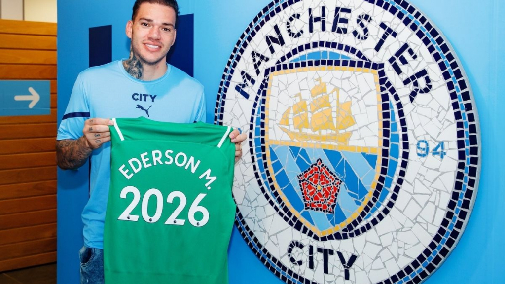 Man City “trói chân” thành công thủ môn Ederson