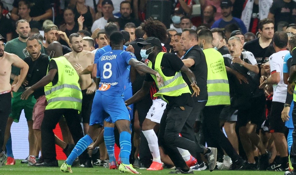 VIDEO: Hỗn chiến kinh hoàng giữa CĐV và cầu thủ ở trận Nice – Marseille