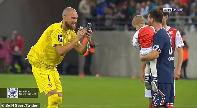 Trận ra mắt PSG hay buổi off-fan của Messi?