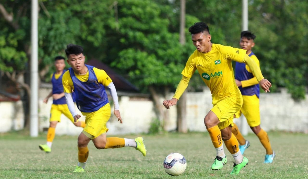 Xuân Mạnh ghi bàn, đội đàn anh thắng đội đàn em SLNA