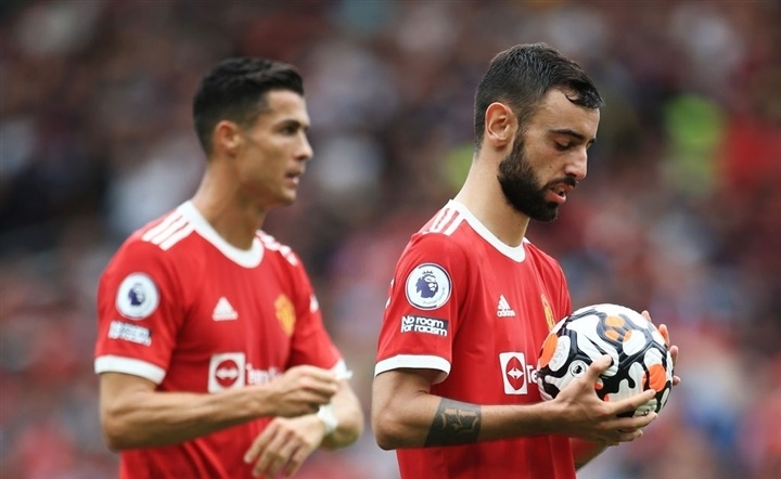 Bruno Fernandes bị tố tranh quyền đá phạt đền với Ronaldo ở MU