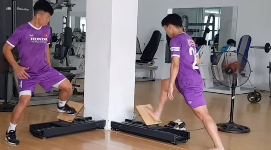 VIDEO: Đình Trọng, Tiến Dũng miệt mài tập luyện, chạy đua với thời gian