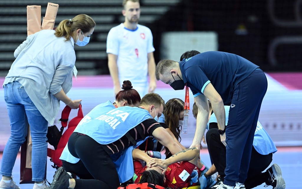 Xác định chấn thương của Đức Tùng, Futsal Việt Nam chịu tổn thất lớn ở trận gặp Nga