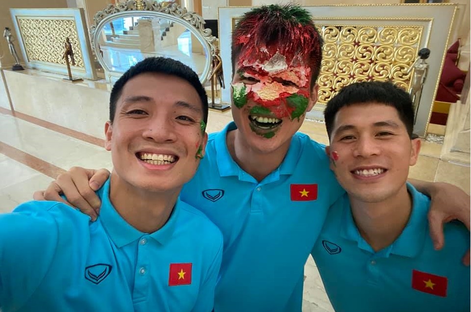 VIDEO: Duy Mạnh đón sinh nhật “vui vẻ” bên đồng đội ở ĐT Việt Nam
