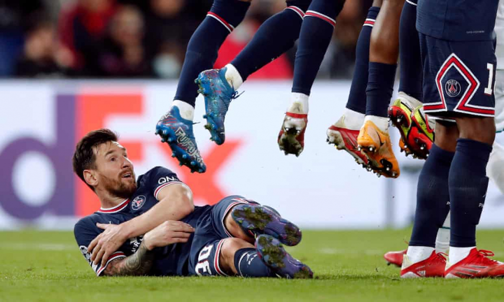Messi nằm hàng rào siêu đáng yêu ở đại chiến PSG - Man City
