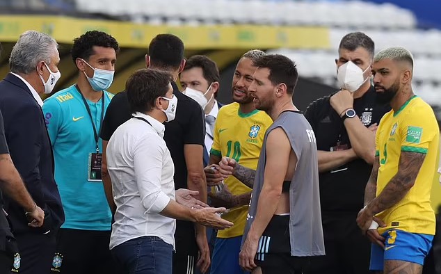 Trận Brazil - Argentina hỗn loạn, Messi vẫn có khoảnh khắc siêu đáng yêu