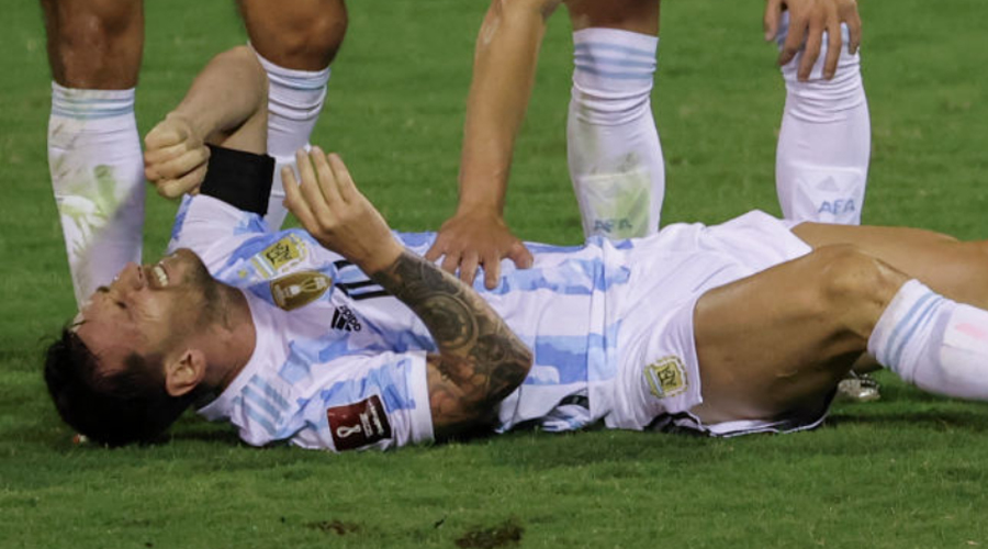 VIDEO: Messi suýt gãy chân kinh hoàng như Hùng Dũng