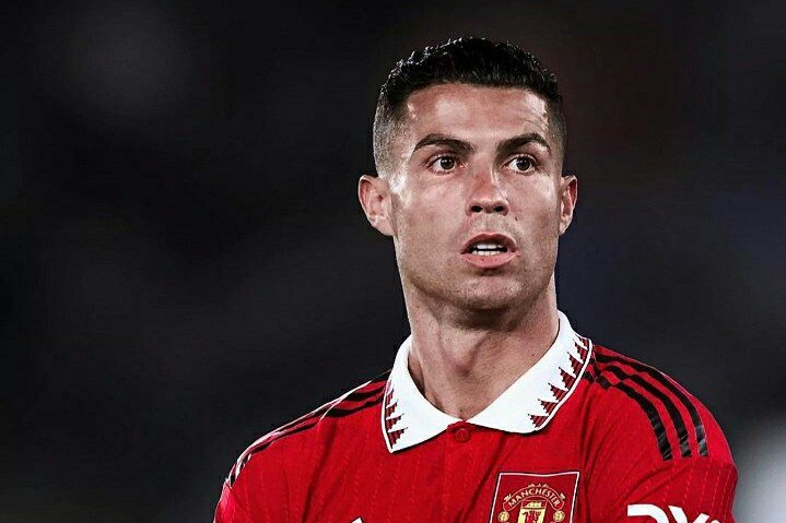 Ronaldo bị cáo buộc đập vỡ điện thoại của NHM, MU nói gì?