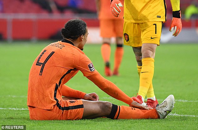 Van Dijk nằm sân khiến fan Liverpool lo lắng