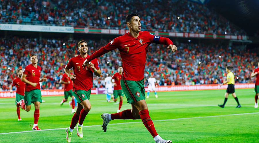 Cú hat-trick thần thánh của Ronaldo và hàng loạt kỷ lục bị xô đổ