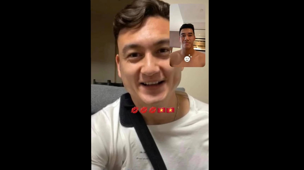 Tiến Linh video call, trao cho Văn Lâm những cái nhìn âu yếm