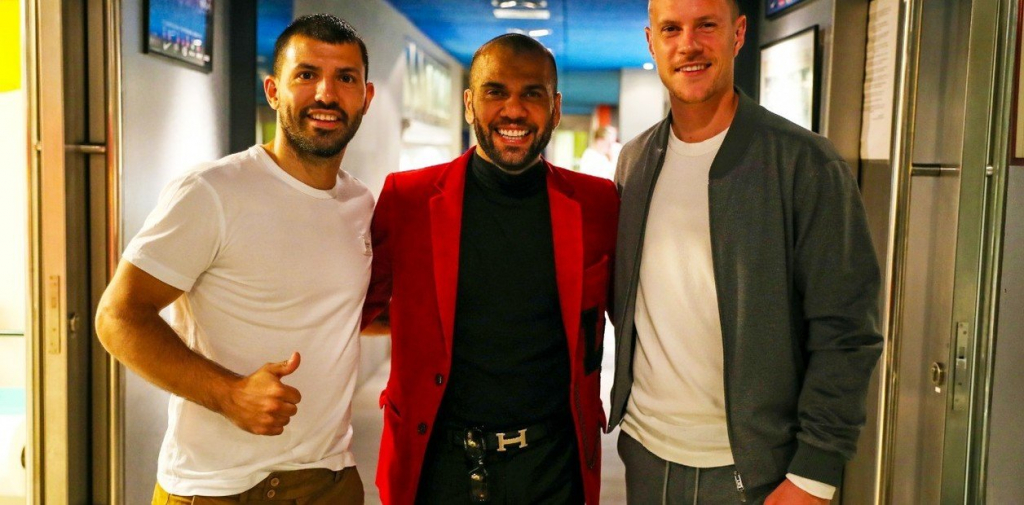 Dani Alves bất ngờ có mặt tại đại bản doanh của Barca