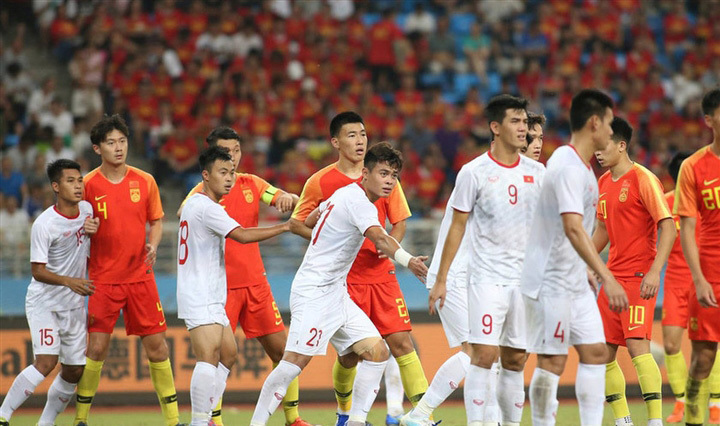 ĐT Việt Nam khiến cầu thủ Trung Quốc phải làm điều đặc biệt