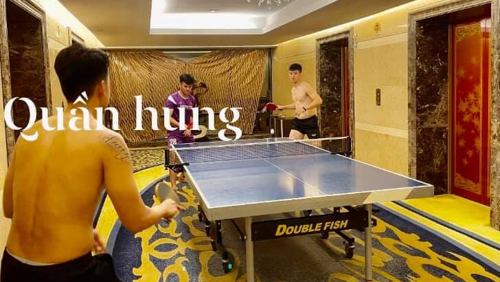 Duy Mạnh cởi áo khoe body, tỉ thí bóng bàn cùng Thành Chung 