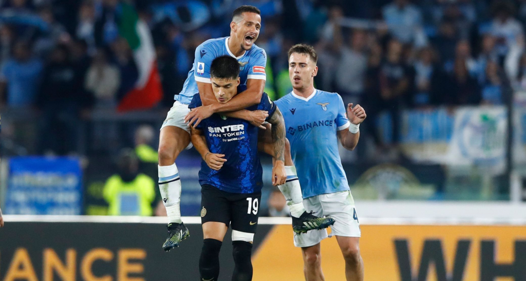 VIDEO: Hậu vệ Lazio nhận thẻ đỏ vì “ăn mừng” cùng sao Inter
