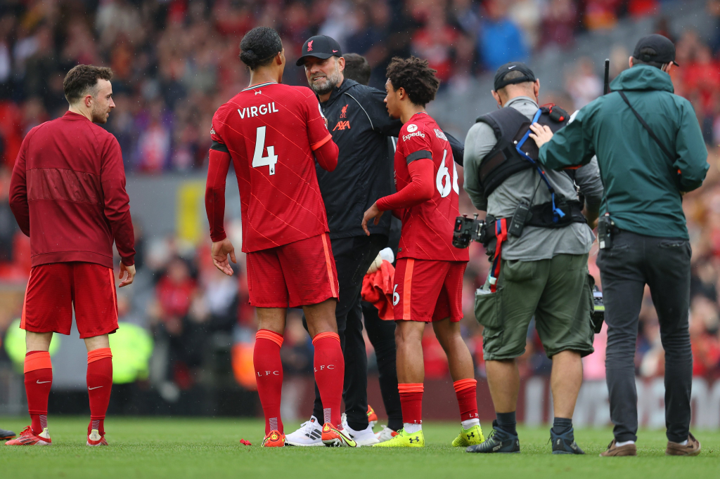 Liverpool bị cầm hoà, Klopp giải thích lý do mắng té tát Van Dijk