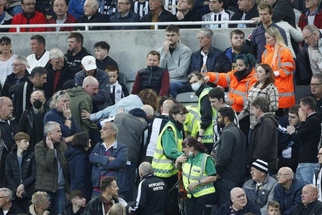 Một CĐV đột quỵ trên khán đài, trận Newcastle - Tottenham bị dừng giữa chừng
