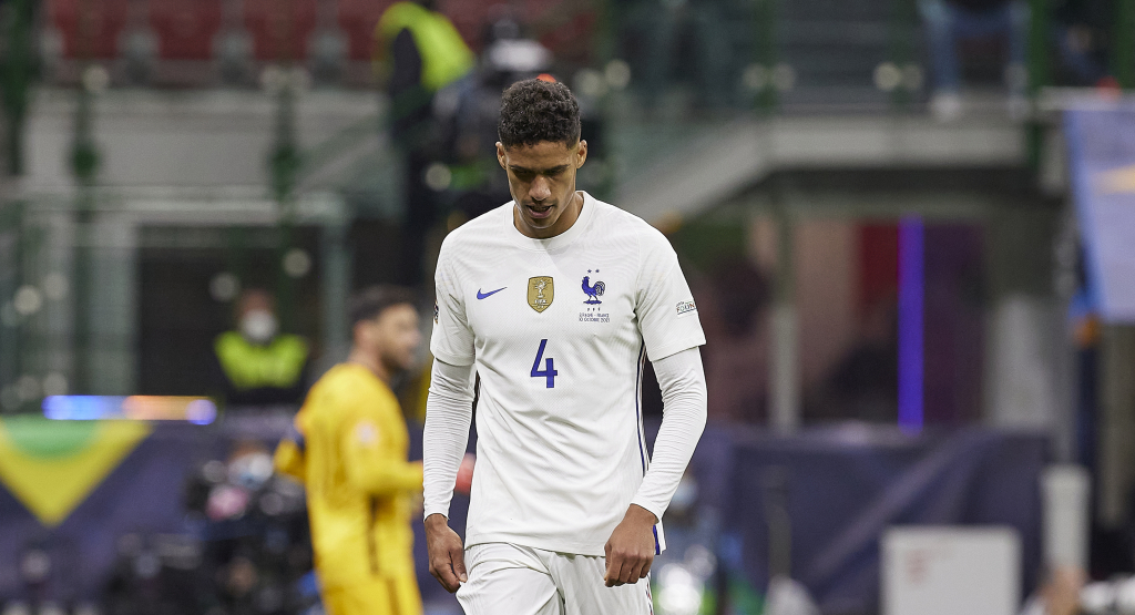 MU xác nhận tình hình chấn thương của Varane, NHM thêm âu lo