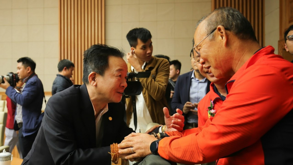 Bầu Hiển kêu gọi những lời phản biện trước sự bảo thủ của ông Park