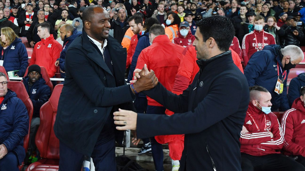 Cảm động giây phút Patrick Vieira được chào đón bởi CĐV Arsenal