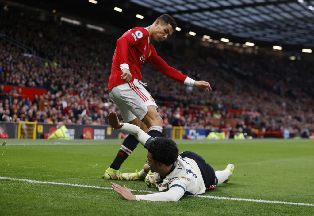 Ronaldo, Pogba tái hiện hình ảnh xấu xí của V.League khi thua đau đớn Liverpool