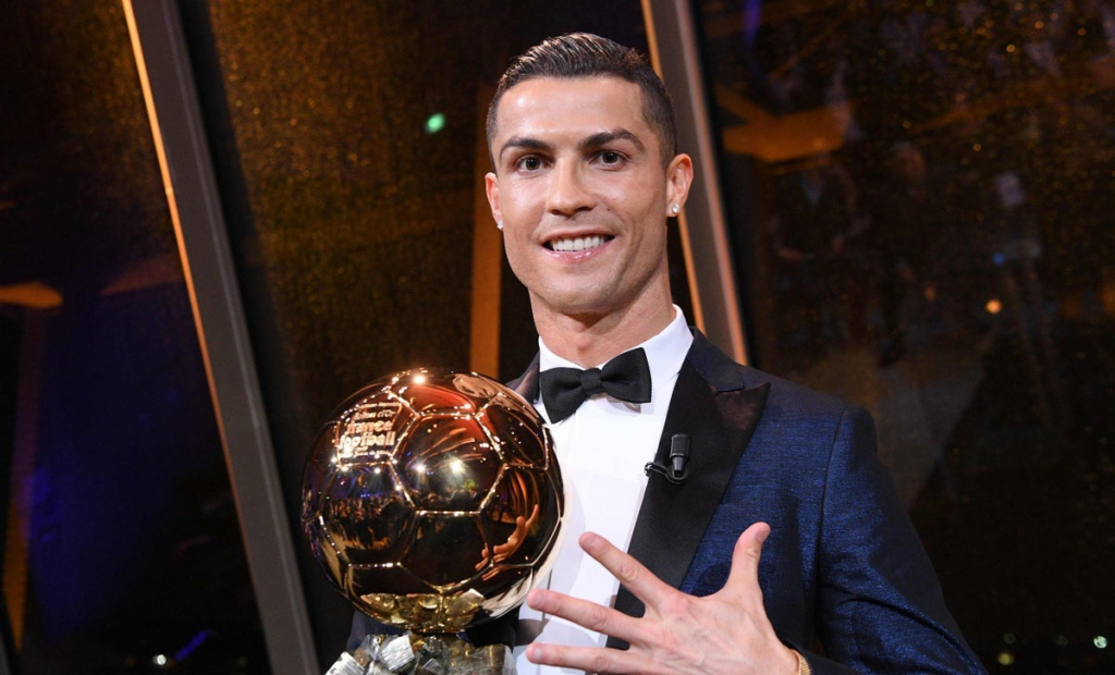 Tại sao Ronaldo xứng đáng giành Quả bóng vàng 2021 hơn Messi?