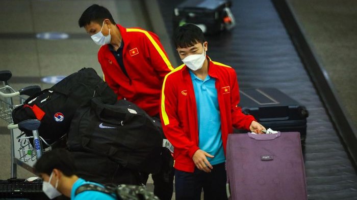 Điểm tin bóng đá sáng 15/10: Tuyển Việt Nam về đến Hà Nội, Sterling công khai muốn rời Man City