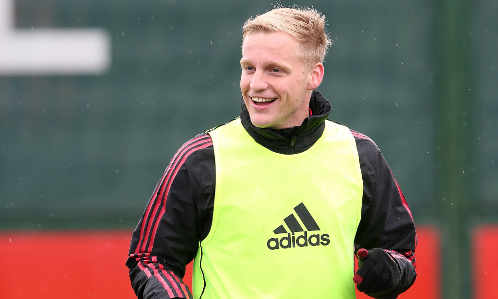 Đồng đội mách nước để Van de Beek rời MU