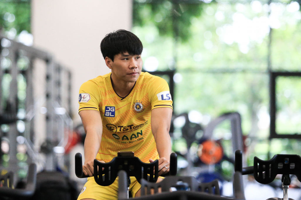 Hậu vệ kỳ cựu của Hà Nội FC bi quan về khả năng trở lại sân cỏ