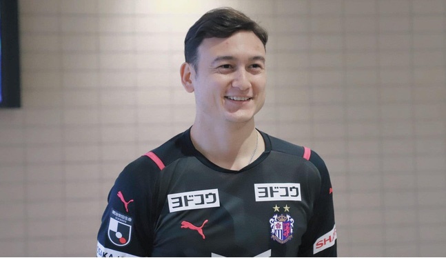 Văn Lâm nhận món quà bất ngờ từ Cerezo Osaka trong thời gian dưỡng thương