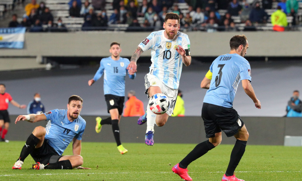 VIDEO: Bàn thắng vẩy má ngoài đẳng cấp của Messi vào lưới Uruguay
