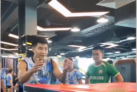VIDEO: Thú vị Đức Chinh và đồng đội thử bài tập của Ronaldo