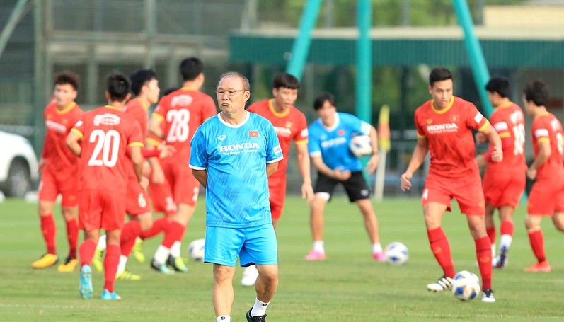 HLV Park Hang Seo dạy cầu thủ Việt Nam lừa bóng trước Nhật Bản