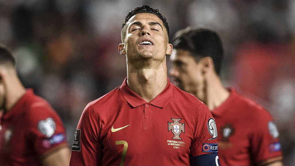 Ronaldo bật khóc sau thất bại của Bồ Đào Nha trước Serbia