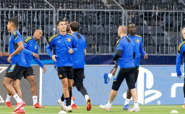 SỐC: Cầu thủ MU thích nghe Ronaldo và Cavani “chỉ đạo” hơn Solskjaer cùng BHL