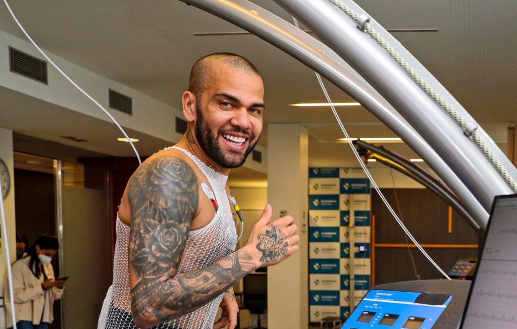 Dani Alves đã làm mọi cách để trở lại Barcelona