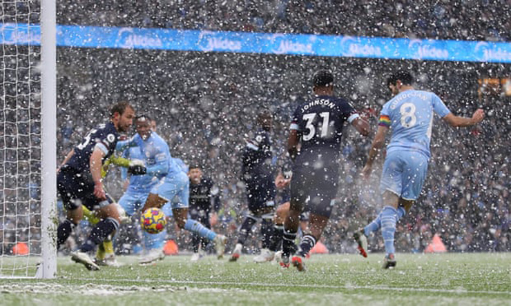 Thắng nhọc West Ham, Man City gây sức ép lớn lên Chelsea