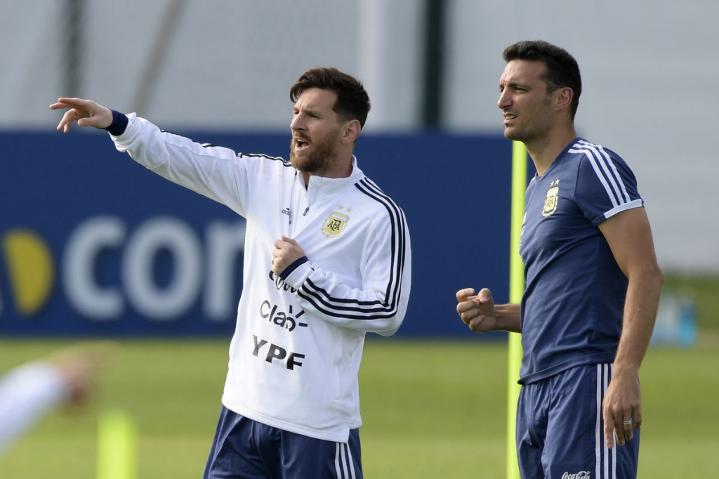 HLV Argentina báo tin vui về Messi, công khai phản pháo PSG